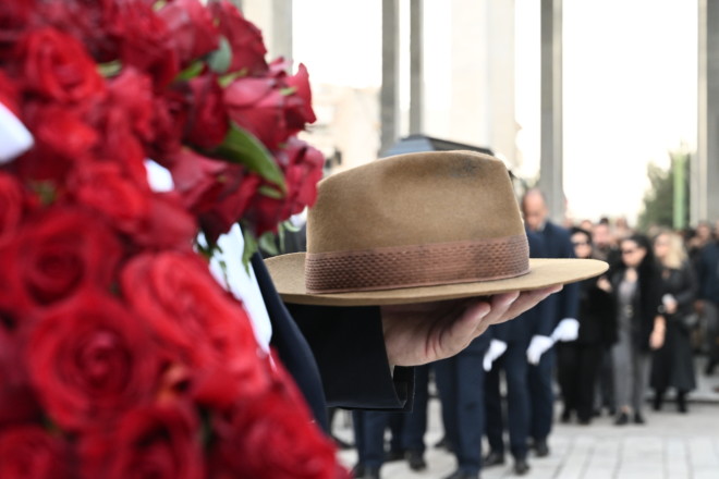 Το αγαπημένο καπέλο του Βασίλη Βασιλικού τοποθετήθηκε πάνω στο φέρετρό του - Eurokinissi