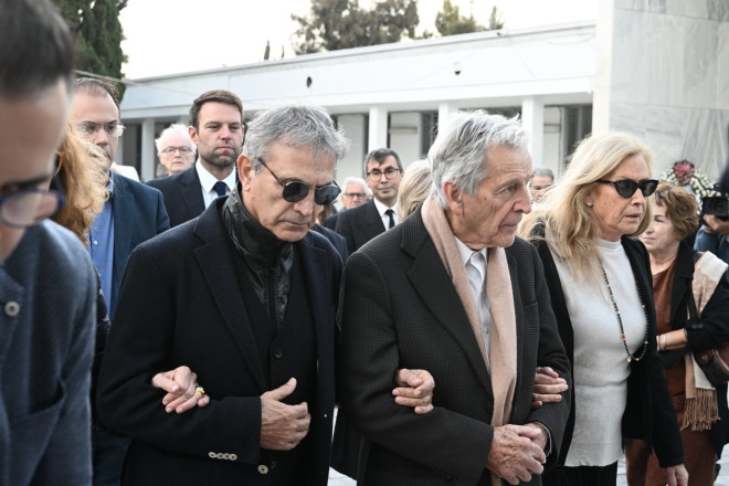 Στην κηδεία παραβρέθηκε ο Γιώργος Νταλάρας και η σύζυγός του - Eurokinissi