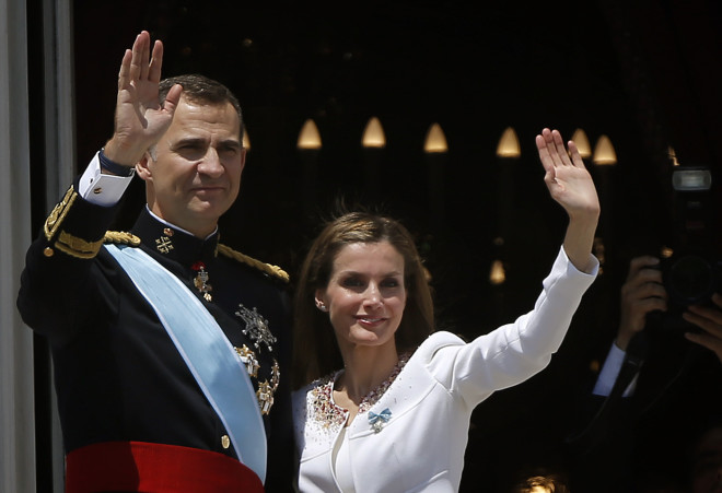 O βασιλιάς και η βασίλισσα της Ισπανίας, Φελίπε και Λετίθια, στο μπαλκόνι του βασιλικού ανακτόρου στη Μαδρίτη, το 2022/ AP Photo/Emilio Morenatti, File