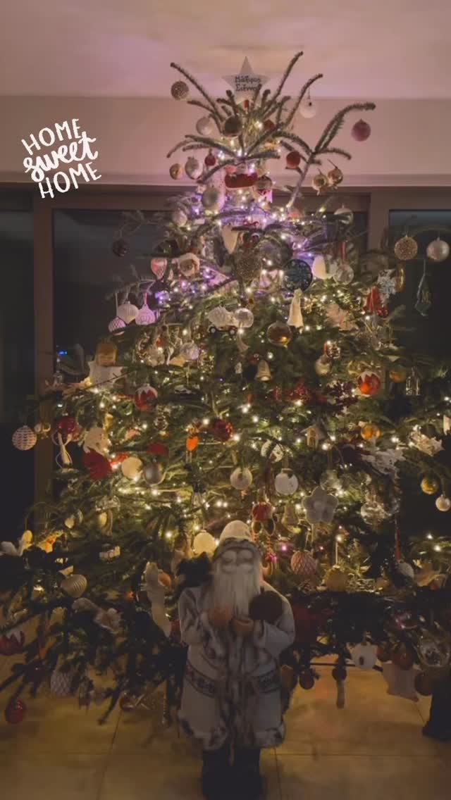 Το εντυπωσιακό χριστουγεννιάτικο δέντρο της Αθηνάς Οικονομάκου