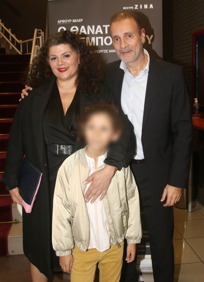 Η Κατερίνα Σαβράνη κι ο Κωνσταντίνος Γιαννακόπουλος  με τον γιο τους στο θέατρο