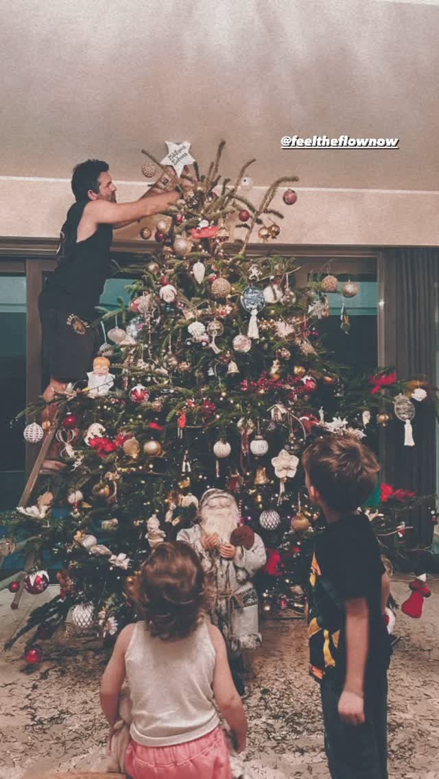 Ο Φίλιππος Μιχόπουλος ανέβηκε σε σκάλα για να τοποθετήσει το ιδιαίτερο αστέρι στην κορυφή του Χριστουγεννιάτικου δέντρου