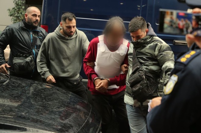  ο 71χρονος δολοφόνος της 43χρονης γυναίκας από τη Σαλαμίνα έφτασε στο δικαστικό Μέγαρο του Πειραιά 