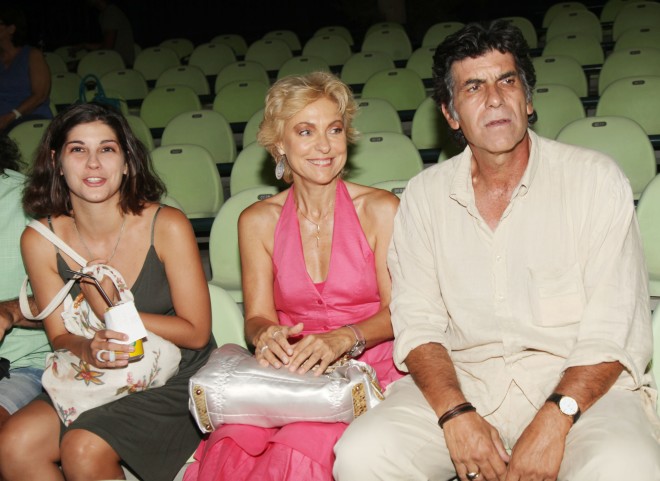 Η Ναταλία Τσαλίκη κι ο Γιάννης Μπέζος με την κόρη τους Ηρώ σε θεατρική παράσταση το 2013 