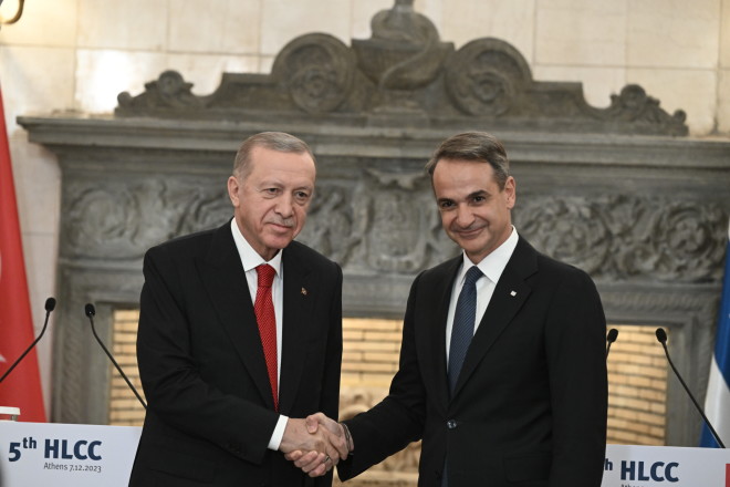 Ο πρωθυπουργός της Ελλάδας, Κυριάκος Μητσοτάκης και ο πρόεδρος της Τουρκίας, Ρετζέπ Ταγίπ Ερντογάν, υπέγραψαν σήμερα στην Αθήνα κείμενο διακήρυξης περί σχέσεων φιλίας και καλής γειτονίας, τη «Διακήρυξη των Αθηνών».