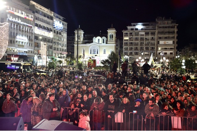 Πλήθος κόσμου στη φωταγώγηση του χριστουγεννιάτικου δέντρου στον Πειραιά