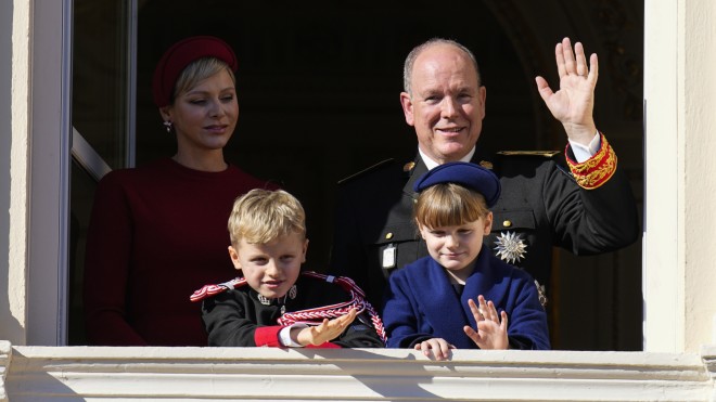 Τα δίδυμα του πρίγκιπα Αλβέρτου και της πριγκίπισσας Σαρλίν με τους γονείς τους χαιρετούν από το μπαλκόνι του παλατιού, στην εθνική γιορτή για το Πριγκιπάτο του Μονακό, 19/11/23 / AP Photo/Daniel Cole