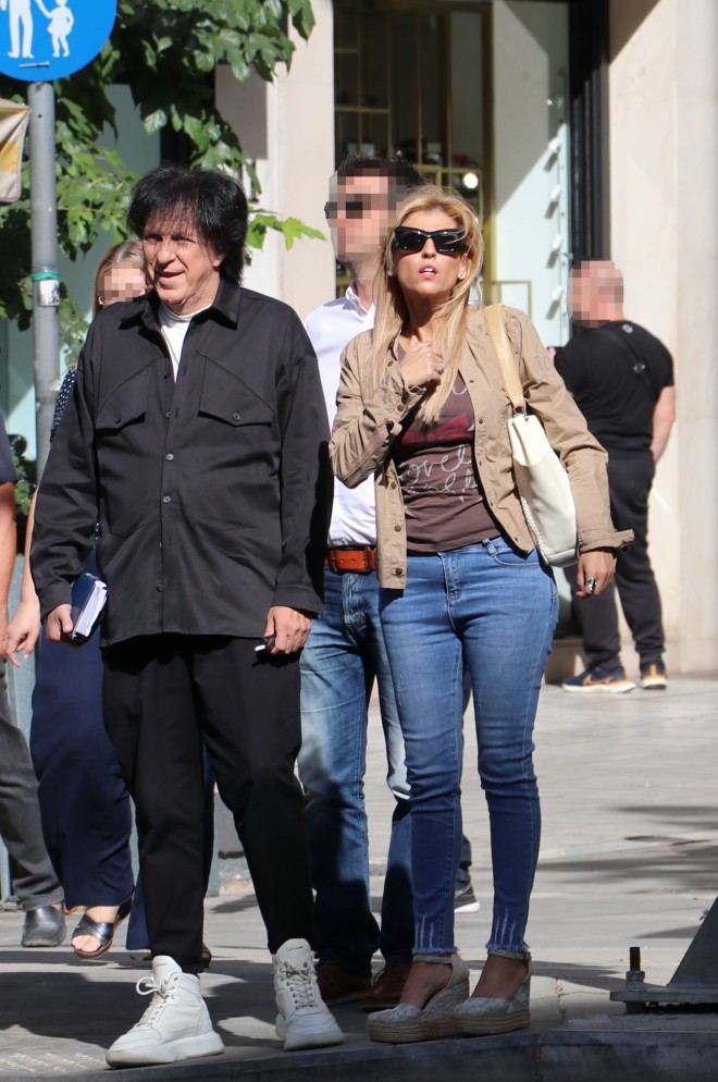Ο Μιχάλης Τσαουσόπουλος και η σύζυγός του Φραντζέσκα Παραρά, με casual outfit στους δρόμους της Αθήνας/ Φωτογραφία NDP Photo Agency 