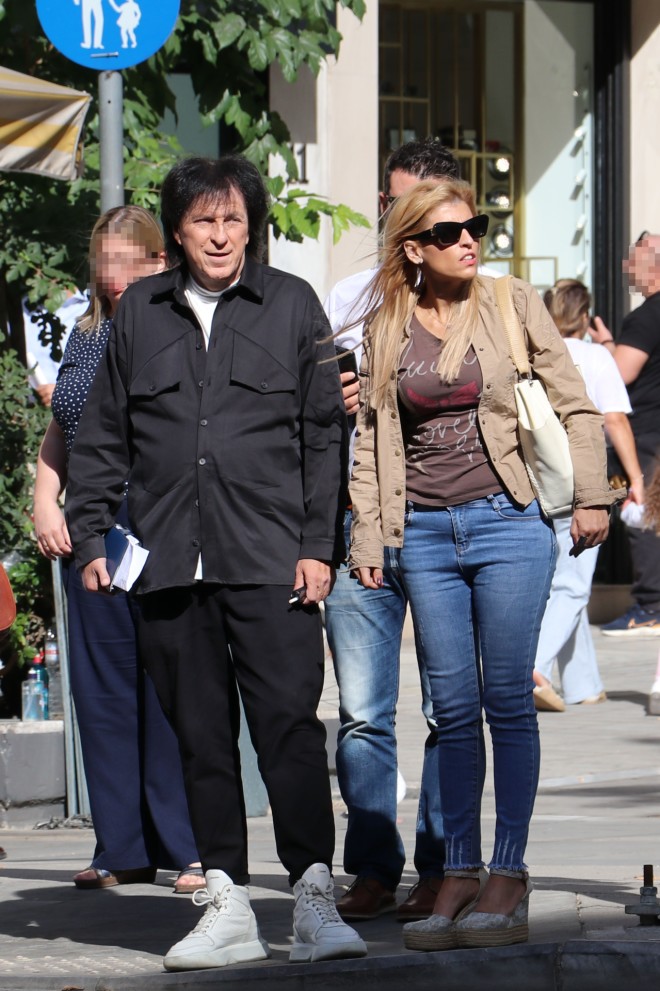 Ο Μιχάλης Τσαουσόπουλος και η σύζυγός του Φραντζέσκα Παραρά, με casual outfit στους δρόμους της Αθήνας/ Φωτογραφία NDP Photo Agency 