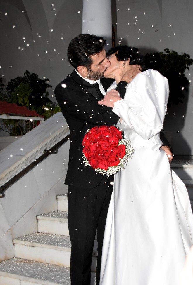 Το παθιασμένο φιλί που αντάλλαξαν Νίκος Κουρής και Έλενα Τοπαλίδου /Φωτογραφία NDP Photo Agency 