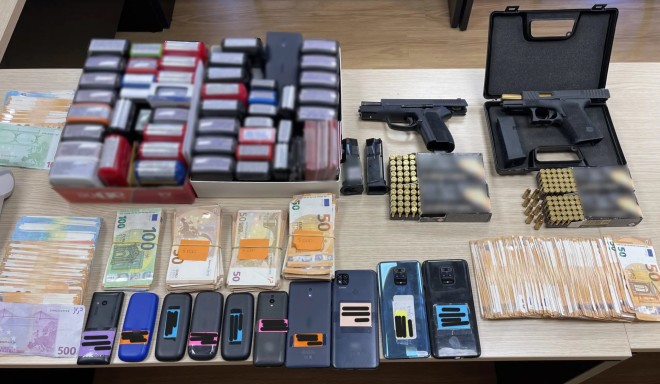 Βρέθηκαν και κατασχέθηκαν χρήματα, σφραγίδες, κινητά τηλέφωνα και όπλα - Αστυνομία