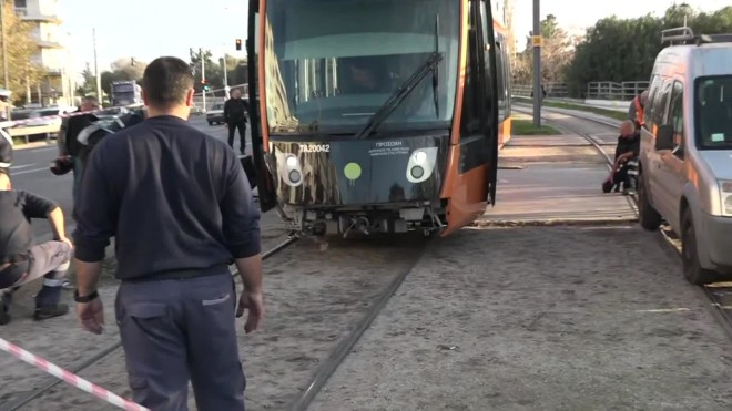 Παλαιό Φάληρο: ΙΧ παρέσυρε πεζούς και έπεσε σε τραμ