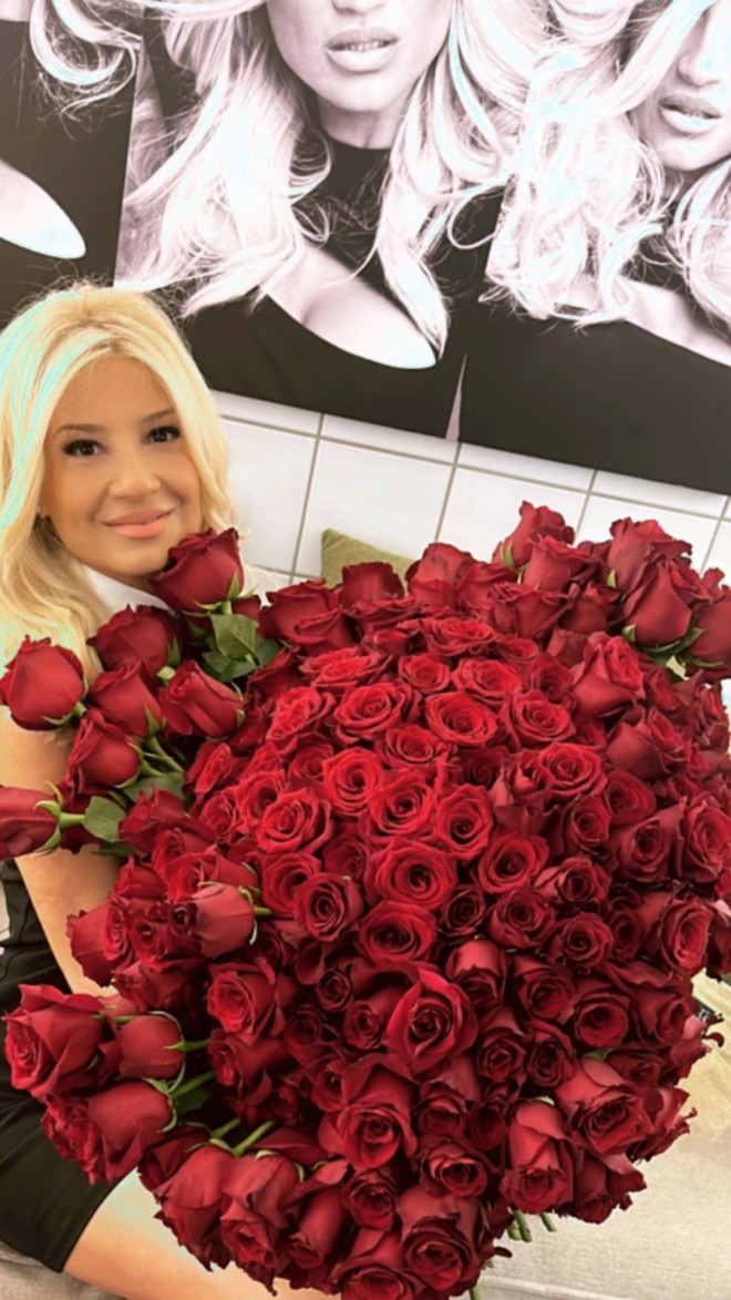 Το instastory της Φαίης Σκορδά με τα 201 κόκκινα τριαντάφυλλα