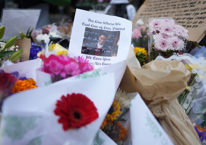 Εκατοντάδες μηνύματα και λουλούδια για τον χαμό του Μάθιου Πέρι έξω από το κτίριο στη Νέα Υόρκη όπου «έμενε» ο «Τσάντλερ»