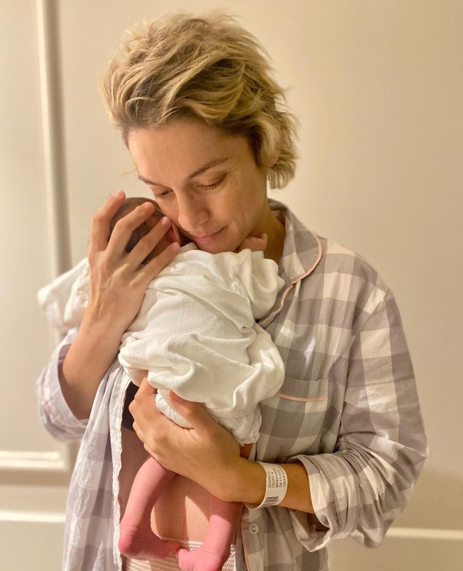 Η πρώτη φωτογραφία της Γιούλικας Σκαφιδά με τον νεογέννητο γιο της