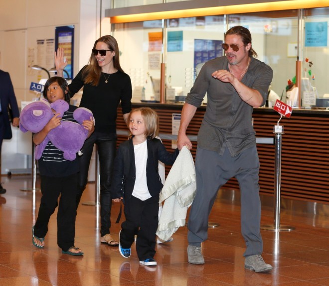 Η Jolie κι ο Pitt με δύο από τα έξι παιδιά τους στο αεροδρόμιο του Τόκιο το 2013 /Φωτογραφία AP Images