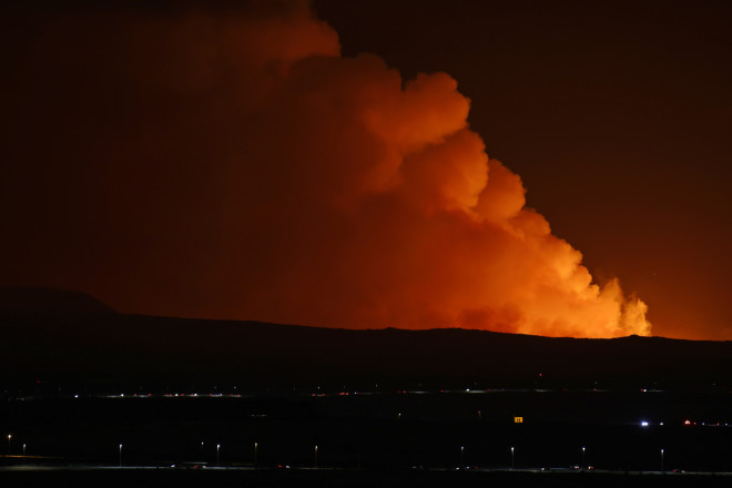 Ηφαίστειο στη νοτιοδυτική Ισλανδία εξερράγη, καλύπτοντας τη γη με τόνους λάβας.