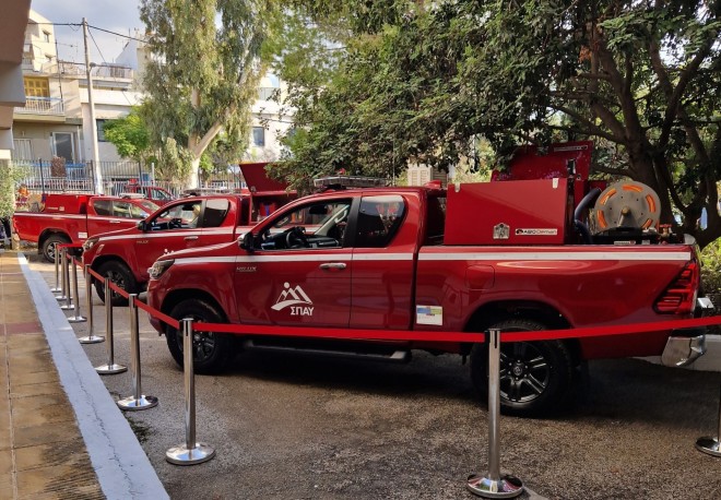 Ο Όμιλος  Σαρακάκη παρέδωσε 15 πυροσβεστικά pick up στον ΣΠΑΥ