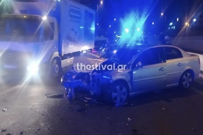 Αυτοκίνητο μπήκε στο αντίθετο ρεύμα στον περιφερειακό της Θεσσαλονίκης και συγκρούστηκε μετωπικά με άλλο ΙΧ - thestival.gr