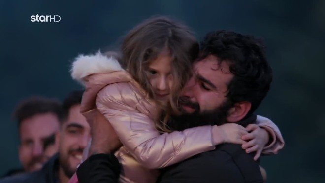 Η τρυφερή αγκαλιά του Γιώργου Γιαννακίδη με την κόρη του, αμέσως μετά τη νίκη του στη Φάρμα