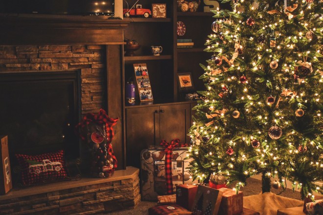 Δώρα κάτω από χριστουγεννιάτικο δέντρο/ pexels Brett Sayles