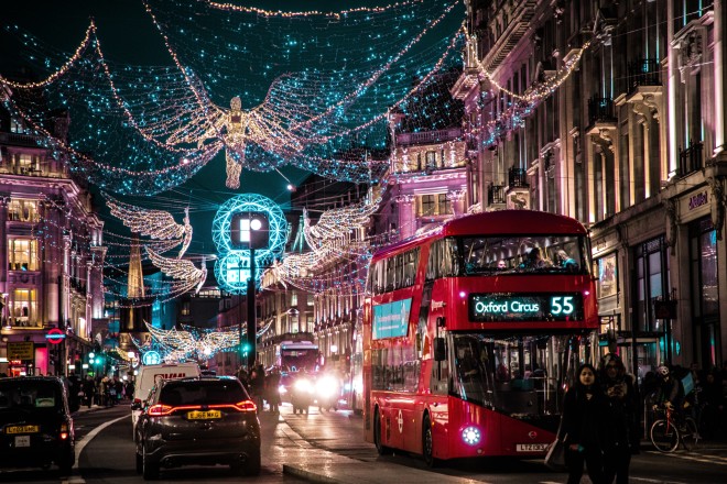 To χριστουγεννιάτικα στολισμένο Λονδίνο/ unsplash Jamie Davies