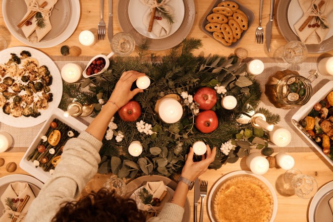 Xριστουγεννιάτικο τραπέζι/ Φωτογραφία από pexels Nicole Michalou 
