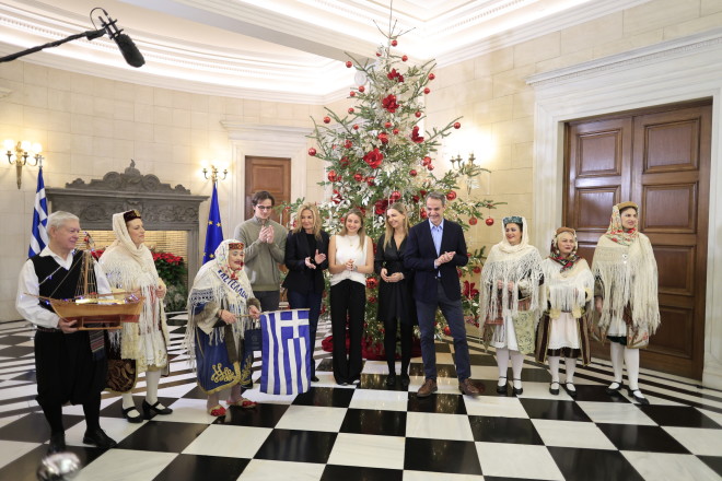 Τα κάλαντα στον Πρωθυπουργό και την οικογένειά του/ Eurokinissi Γιώργος Κονταρίνης