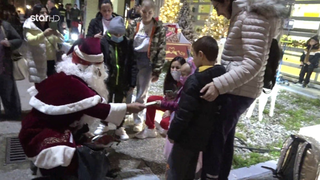 ΕΛΠΙΔΑ: Ο Άγιος Βασίλης μοίρασε δώρα στα παιδιά