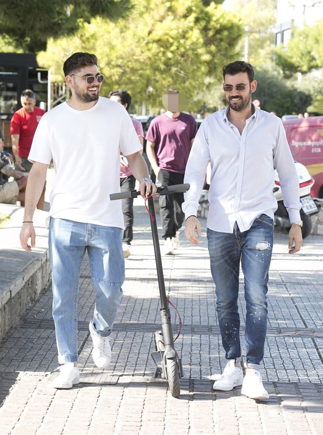 Παντελής και Νίκος Πολυδερόπουλος σε βόλτα στη Γλυφάδα, το 2019/ NDP