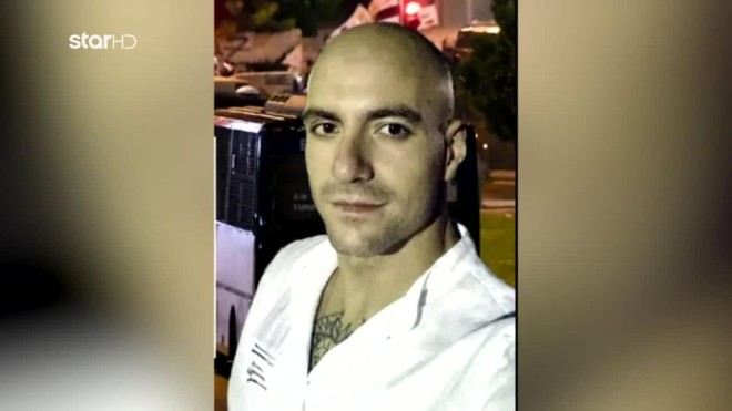 Οι συνάδελφοι του αστυνομικού που δέχθηκε επίθεση στου Ρέντη τον αποχαιρέτησαν με συγκινητικό τρόπο στο νεκροτομείο
