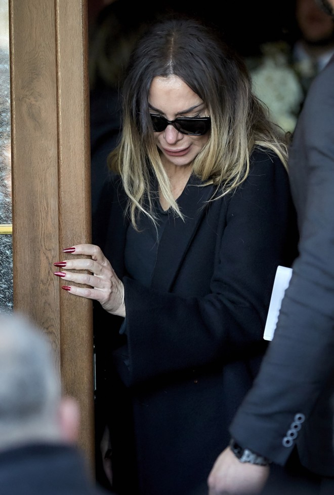 Ράκος η Δέσποινα Βανδή στην κηδεία του Βασίλη Καρρά / φωτογραφία NDP