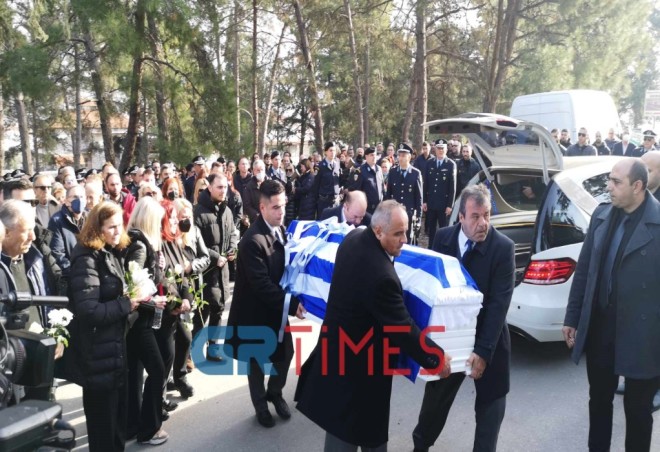 Άγημα της ΕΛ.ΑΣ. έριξε τρεις βολές στον αέρα προς τιμήν του 32χρονου αστυνομικού - GRTimes.gr