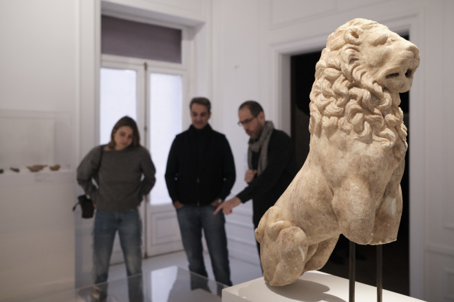 Ο πρωθυπουργός Κυριάκος Μητσοτάκης, συνοδευόμενος από την κόρη του Δάφνη, επισκέφθηκε σήμερα το μεσημέρι την έκθεση «Χαιρώνεια, 2 Αυγούστου 338 πΧ: Μια μέρα που άλλαξε τον κόσμο» που φιλοξενείται στο Μουσείο Κυκλαδικής Τέχνης.