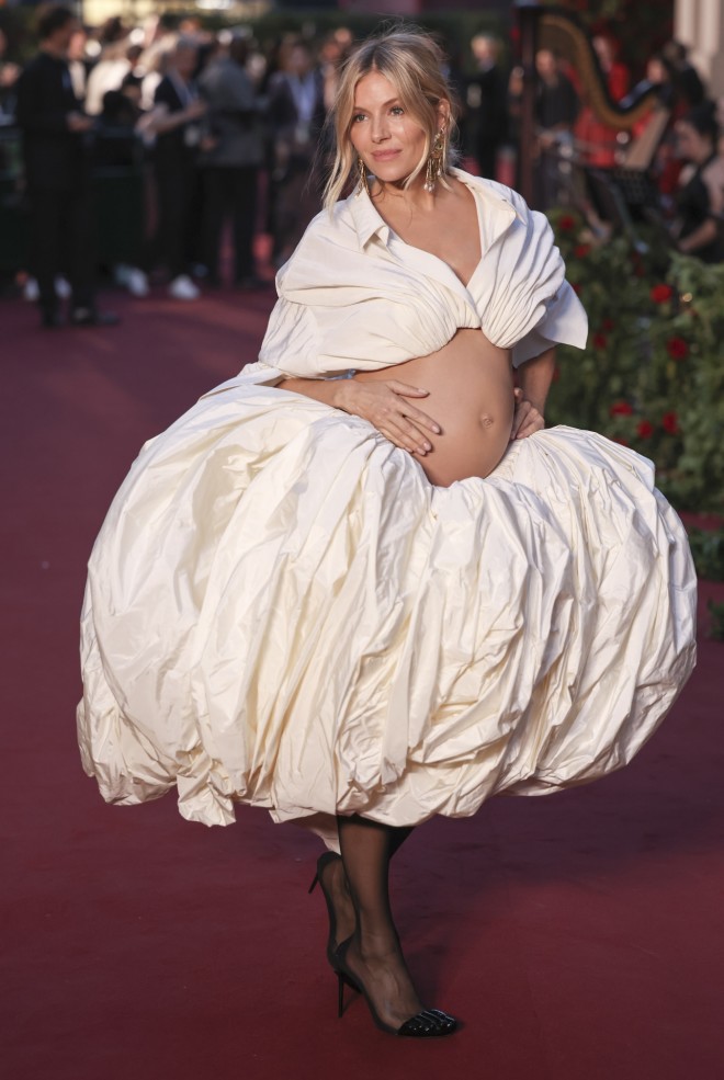 Η Σιένα Μίλερ έγκυος στο Vogue World event τον περασμένο Σεπτέμβριο
