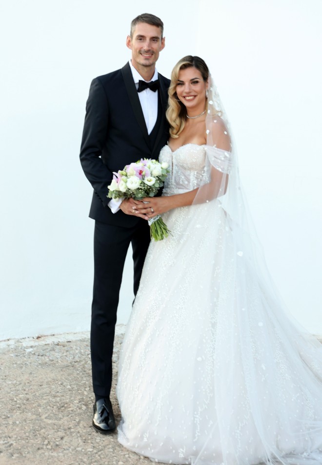 Ο Παναγιώτης Τριβυζάς κι η Σταυρούλα Χρυσαειδή στον γάμο τους τον Σεπτέμβριο του 2022