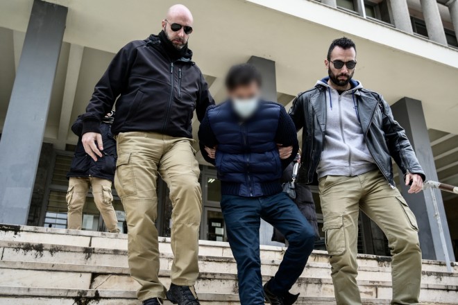 O 39χρονος στα δικαστήρια, όπου μεταφέρθηκε για να απολογηθεί - Eurokinissi
