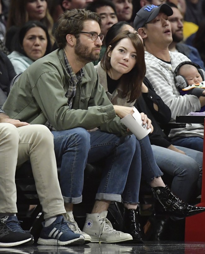 Η Έμμα Στόουν με τον σύζυγό της, Ντέιβ Μάκαρι σε αγώνα του NBA το 2019