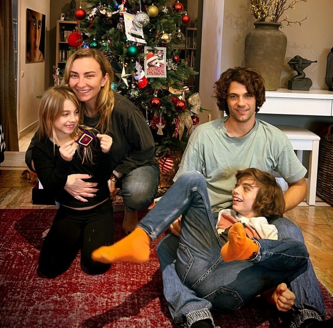 Η χριστουγεννιάτικη φωτογραφία της Ρούλας Ρέβη και του Αποστόλη Τότσικα με τα δυο τους παιδιά