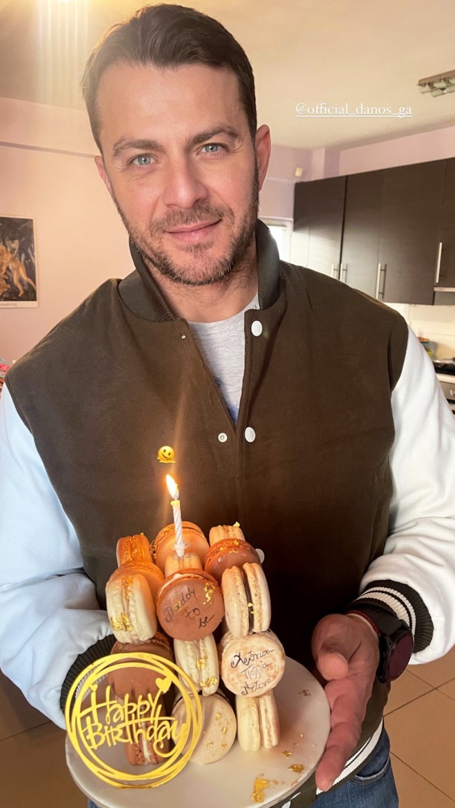 Ο Γιώργος Αγγελόπουλος ποζάρει με την τούρτα γενεθλίων που του ετοίμασε η σύζυγός του, Δήμητρα Βαμβακούση