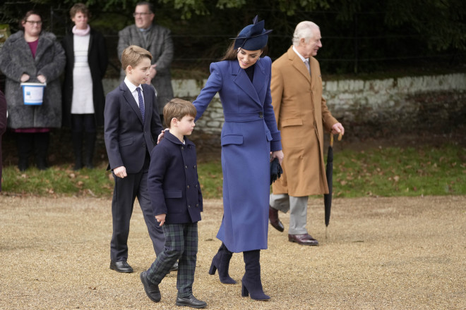 Η Κέιτ Μίντλετον με τους γιους της, πρίγκιπα Τζόρτζ και πρίγκιπα Λούις - Φωτογραφία AP 