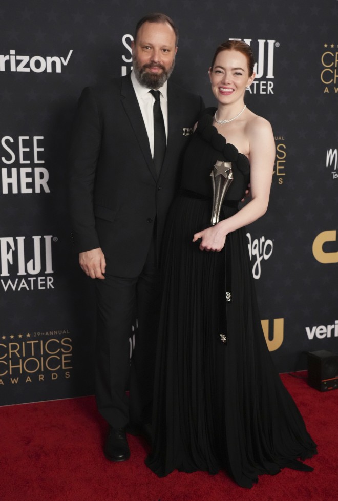 Η Έμμα Στόουν με τον Γιώργο Λάνθιμο στο κόκκινο χαλί των Critics Choice Awards 