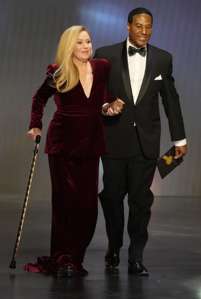 Η Κριστίνα Άπλγκεϊτ υποβασταζόμενη στη σκηνή των βραβείων ΕΜΜΥ 