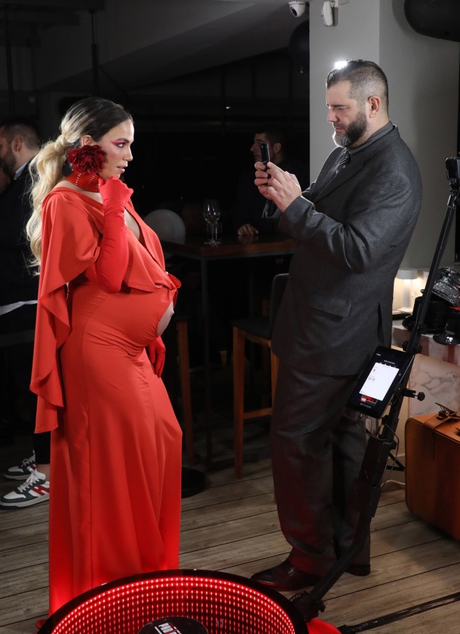 Ο Βαγγέλης Σερίφης φωτογραφίζει με το κινητό του την εγκυμονούσα σύζυγό του/ NDP