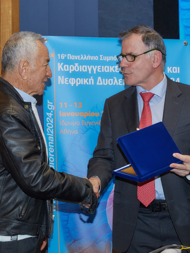 Η βράβευση του Παναγιώτη Παναγάκου για τη δωρεά στο «Ιπποκράτειο»