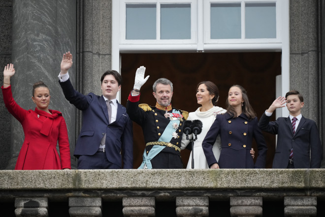 O βασιλιάς Φρειδερίκος με τη βασίλισσα Μαίρη και τα τέσσερα παιδιά τους/ AP Photo/Martin Meissner