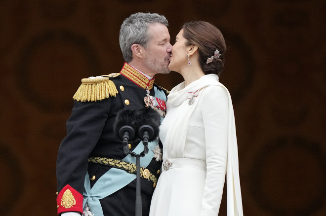 Δανία: To φιλί του βασιλιά Φρειδερίκου με τη βασίλισσα Μαίρη/ AP Photo/Martin Meissner