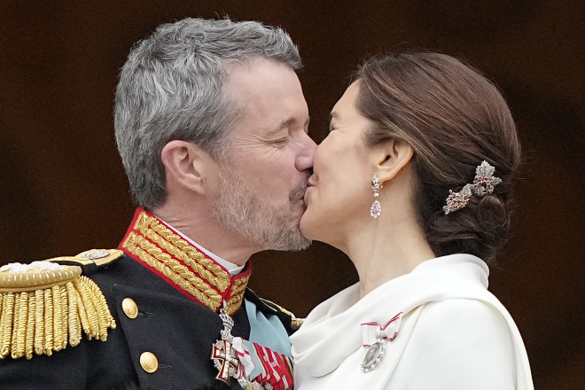 Δανία: To φιλί του βασιλιά Φρειδερίκου με τη βασίλισσα Μαίρη/ AP Photo/Martin Meissner