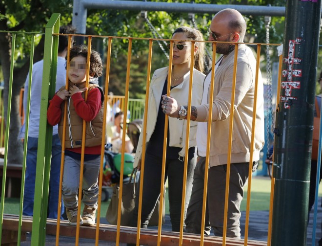 Η Μαριάντα Πιερίδη κι ο Δημήτρης Κατριβέσης στην παιδική χαρά με τον μικρό Νικόλα