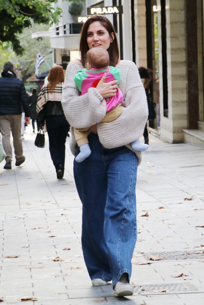 Βόλτα στο κέντρο της Αθήνας για μαμά και κόρη/ φωτογραφία NDP